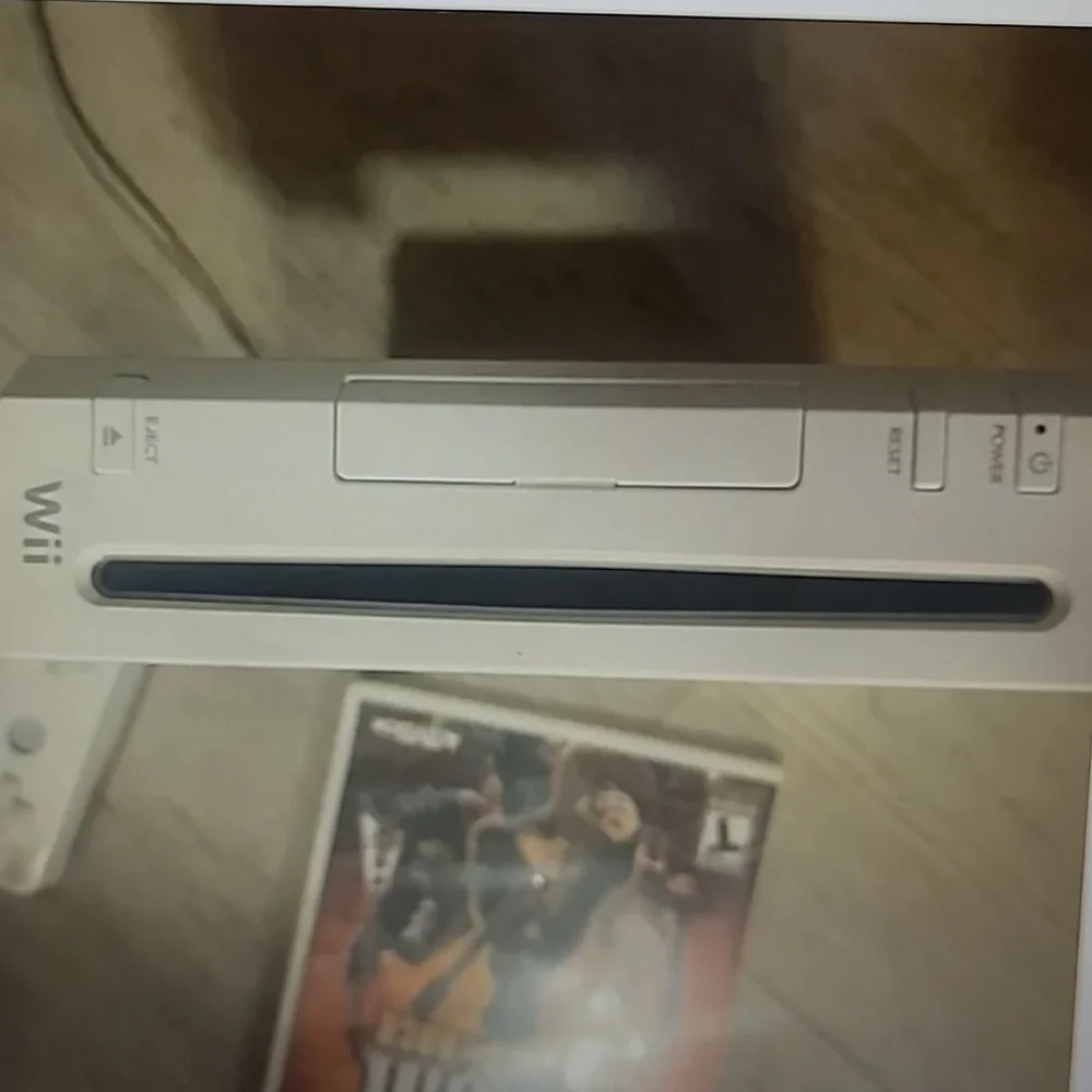 Nintendo Wii Console Bundle - White (2 games gutitar Hero 3 & Shrek the Third)